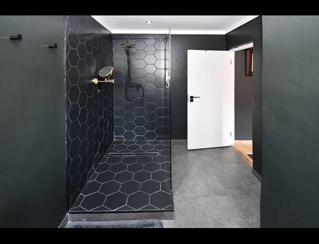 2 BEDROOM APARTMENT FOR SALE IN MELROSE NORTH